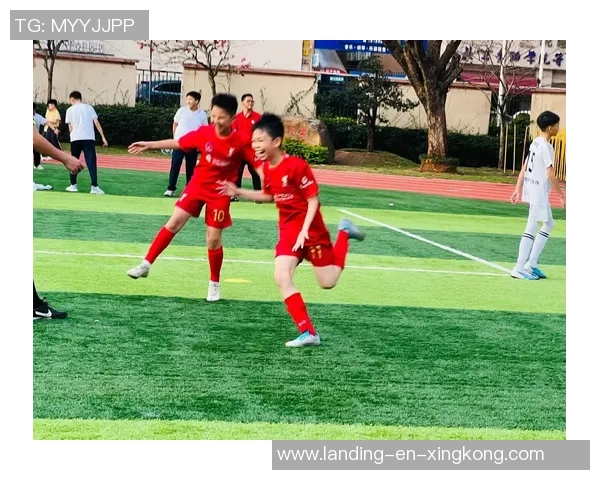 掌握足球头顶球技术的要点与训练方法提升你的比赛表现与技巧水平 掌握足球头顶球技术的要点与训练方法提升你的比赛表现与技巧水平