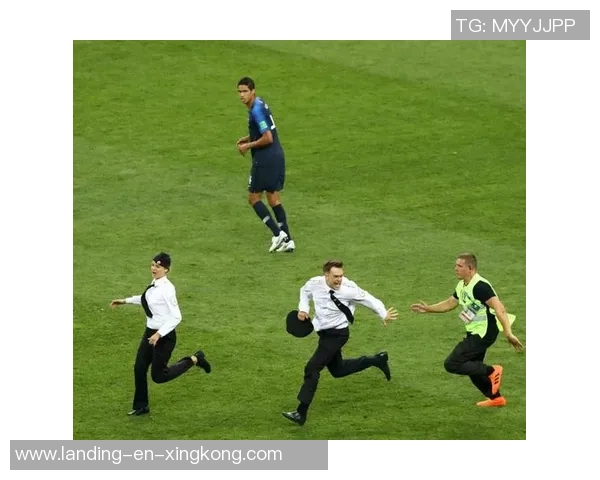 足球尤物的魅力评析与球迷心中的完美偶像探讨 足球尤物的魅力评析与球迷心中的完美偶像探讨