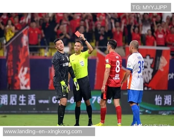 足球退赛视频引发热议球迷们对运动精神的思考与反思